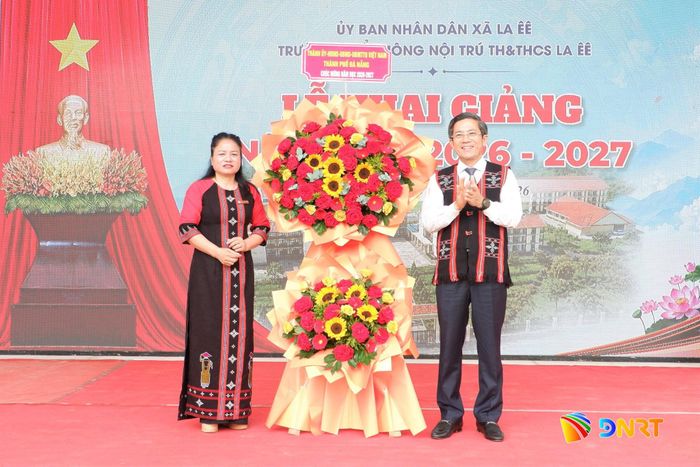 Phó Chủ tịch UBND thành phố Trần Nam Hưng (bên phải) tặng hoa chúc mừng nhà trường nhân khai giảng năm học mới. Ảnh: KIM NGÂN