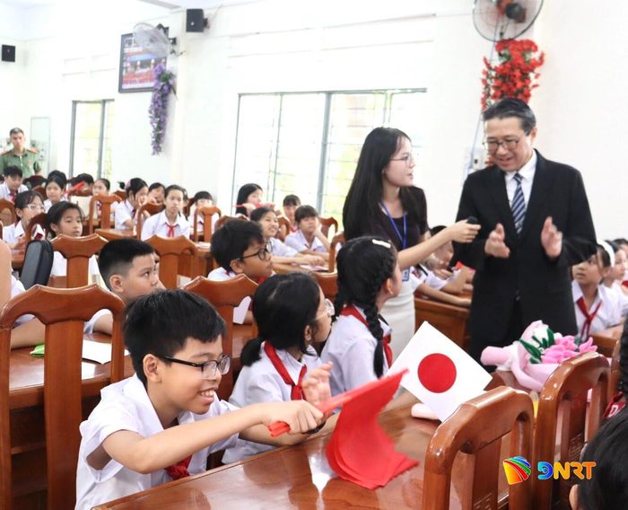 Tổng lãnh sự Nhật Bản tại Đà Nẵng Mori Takero có chương trình trao đổi, giao lưu với học sinh lớp tiếng Nhật tại Trường THCS Nguyễn Lương Bằng trong sáng 5/9. Ảnh: DUYÊN ANH