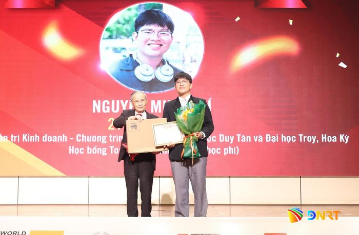 Lãnh đạo Đại học Duy Tân vinh danh thủ khoa năm học 2026 - 2027. Ảnh: NGỌC HÀ
