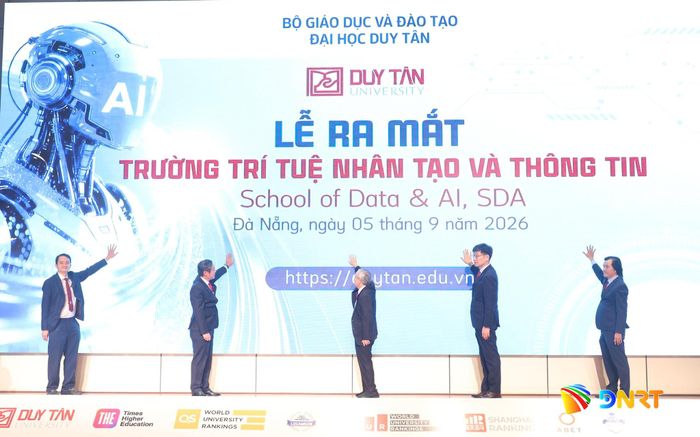 Phó Chủ tịch UBND thành phố Phan Thái Bình (thứ 2, trái sang) cùng đại biểu thực hiện nghi thức ra mắt Trường Trí tuệ nhân tạo và thông tin (Đại học Duy Tân) tại lễ khai giảng. Ảnh: NGỌC HÀ