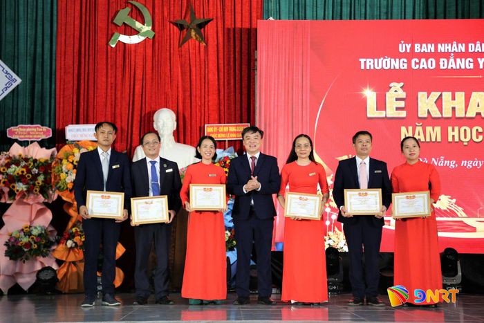 Quyền Hiệu trưởng Trường Cao đẳng Y tế thành phố Đà Nẵng Bùi Long Ẩn (giữa) tặng giấy khen cho các tập thể, cá nhân có thành tích xuất sắc trong năm học 2025 - 2026. Ảnh: ALĂNG NGƯỚC