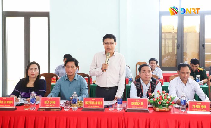 Lãnh đạo xã Nam Giang kiến nghị tháo gỡ các khó khăn cho địa phương. Ảnh: NGỌC PHÚ