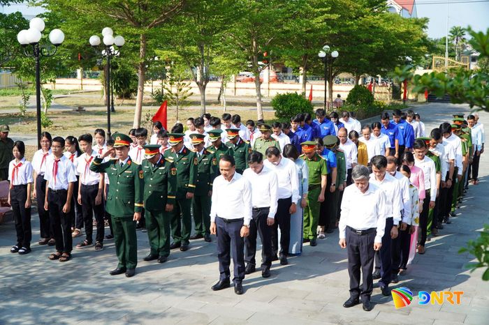 Lãnh đạo thành phố và các đại biểu dành phút mặc niệm tưởng nhớ, tri ân công lao của các anh hùng liệt sĩ. Ảnh: VINH ANH