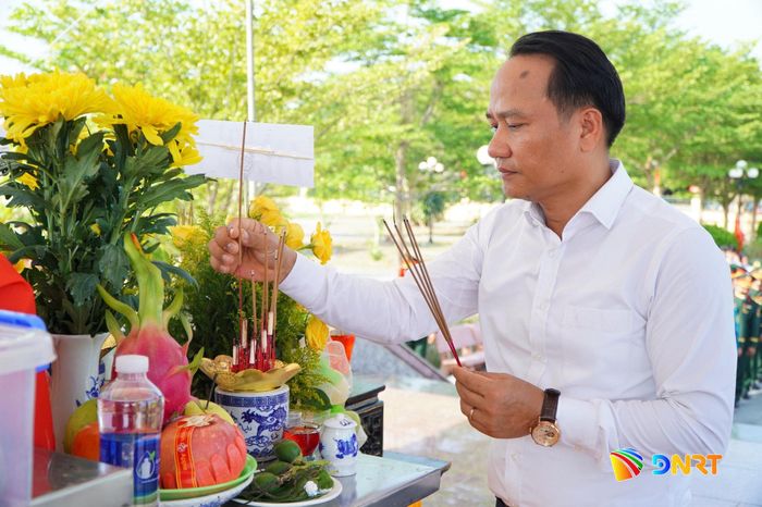 Phó Bí thư Thành ủy, Chủ tịch Ủy ban MTTQ Việt Nam thành phố Nguyễn Đình Vĩnh dâng hương tưởng nhớ, tri ân công lao của các anh hùng liệt sĩ. Ảnh: VINH ANH