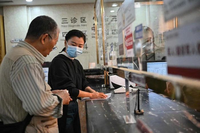 Người cao tuổi tại Trung Quốc nhận sự hỗ trợ của người trẻ tuổi về sử dụng công nghệ. Ảnh: Tân Hoa xã