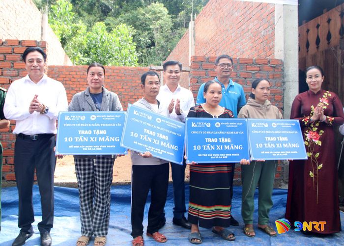 Lãnh đạo thành phố cùng đại diện Công ty Cổ phần Xi măng Vicem Hải Vân trao tặng xi măng xây dựng nhà cho hộ khó khăn trên địa bàn xã La Dêê. Ảnh: TRỌNG HUY