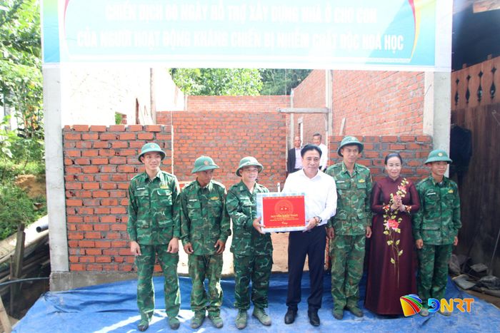 Phó Bí thư Thường trực Thành ủy Nguyễn Khắc Toàn tặng quà động viên bộ đội đang thi công nhà ở cho hộ chị Blúp Tiếm. Ảnh: TRỌNG HUY