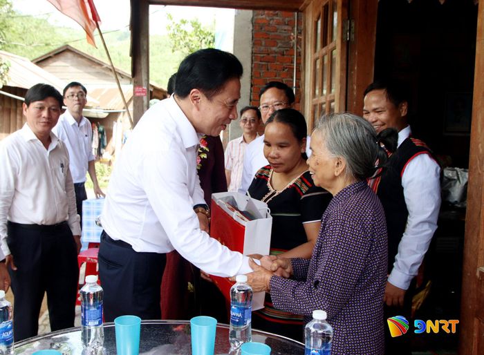 Phó Bí thư Thường trực Thành ủy Nguyễn Khắc Toàn thăm hỏi, động viên gia đình chị Blúp Tiếm. Ảnh: TRỌNG HUY