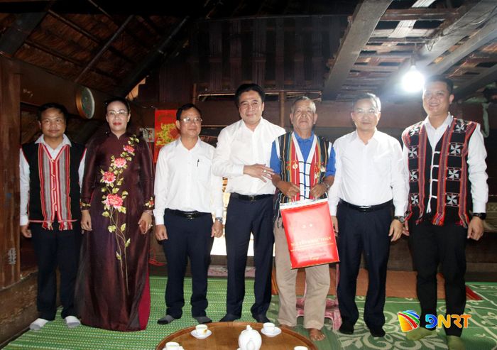 Phó Bí thư Thường trực Thành ủy Nguyễn Khắc Toàn (thứ 4, bên trái sang) cùng Phó Chủ tịch UBND thành phố Nguyễn Thị Anh Thi (thứ 2, bên trái sang) tặng quà cho hộ ông Blúp Dứ. Ảnh: TRỌNG HUY