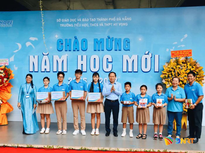 Phó Thủ tướng Chính phủ Lê Tiến Châu tặng quà cho học sinh Trường Hy Vọng. Ảnh: QUỐC TUẤN