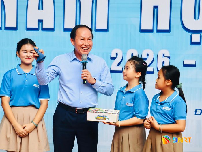 Phó Thủ tướng Chính phủ Lê Tiến Châu bày tỏ niềm vui khi được học sinh Trường Hy Vọng tặng quà. Ảnh: QUỐC TUẤN