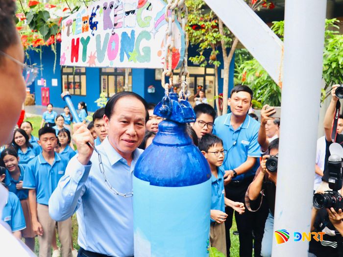 Phó Thủ tướng Chính phủ Lê Tiến Châu đánh "tiếng kẻng hy vọng" động viên cán bộ, học sinh Trường Hy Vọng. Ảnh: QUỐC TUẤN
