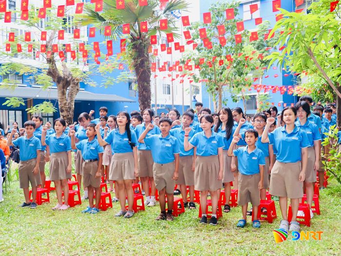 Học sinh Trường Hy Vọng nêu quyết tâm học tập và rèn luyện nhân dịp năm học mới. Ảnh: QUỐC TUẤN