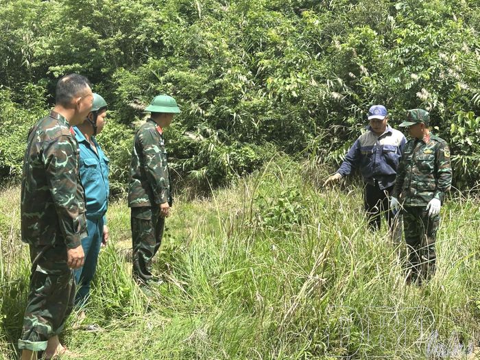 Cán bộ, chiến sĩ Bộ CHQS tỉnh phối hợp với cấp ủy, chính quyền và người dân xã Thanh Nưa tìm kiếm phần mộ liệt sĩ. Ảnh: Quang Hưng