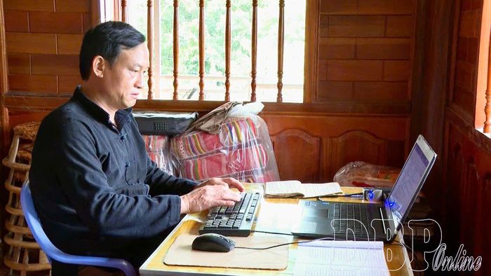 Ông Tòng Văn Hân nghiên cứu, sưu tầm, biên dịch và chuyển thể các tư liệu dân gian của người Thái. 