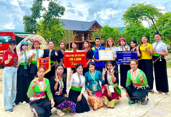 Đội bóng đá nữ xã Mường Pồn đạt danh hiệu “Đội bóng được yêu thích nhất” của giải đấu.