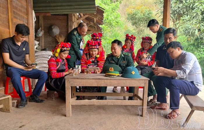 Cán bộ, chiến sĩ Đồn Biên phòng Sen Thượng tuyên truyền, phổ biến kiến thức pháp luật cho người dân trên địa bàn.