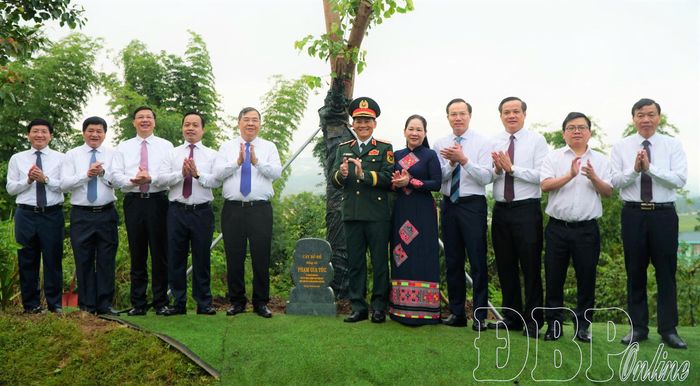 Phó Thủ tướng Thường trực Chính phủ Phạm Gia Túc trồng cây lưu niệm tại Đền thờ Liệt sĩ tại chiến trường Điện Biên Phủ.