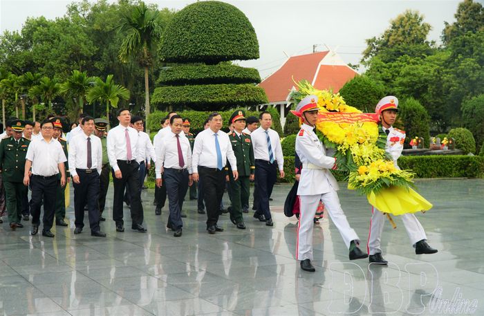 Đoàn công tác dâng hương, dâng hoa tri ân các Anh hùng Liệt sĩ tại Nghĩa trang Liệt sĩ Quốc gia A1.