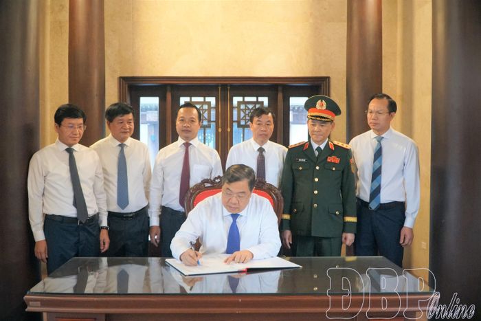 Phó Thủ tướng Thường trực Chính phủ Phạm Gia Túc ghi sổ lưu niệm tại Đền thờ Liệt sĩ tại Chiến trường Điện Biên Phủ.