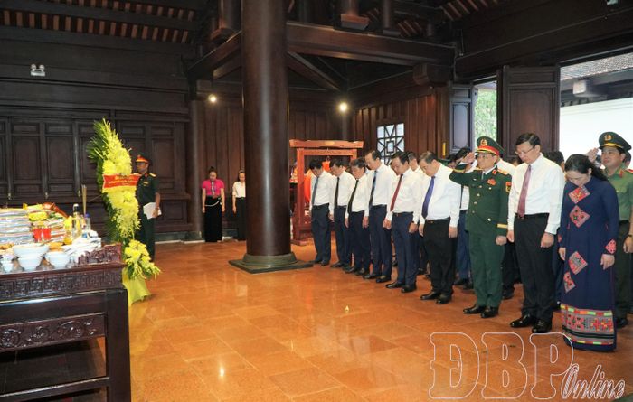 Phó Thủ tướng Thường trực Chính phủ Phạm Gia Túc và đoàn công tác mặc niệm tưởng nhớ các Anh hùng Liệt sĩ tại Đền thờ Liệt sĩ tại Chiến trường Điện Biên Phủ.