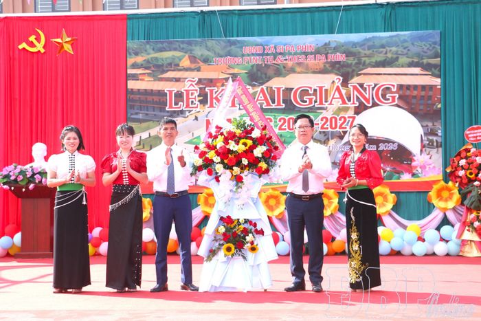 Đồng chí Phạm Đức Toàn, Ủy viên BTV, Trưởng ban Tổ chức Tỉnh ủy tặng hoa chúc mừng thầy, trò Trường PTNT Tiểu học và THCS Si Pa Phìn.