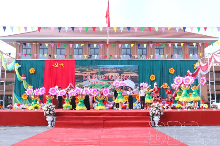 Tiết mục văn nghệ chào mừng lễ khai giảng năm học mới 2026 – 2027 tại Trường PTNT Tiểu học và THCS Si Pa Phìn.