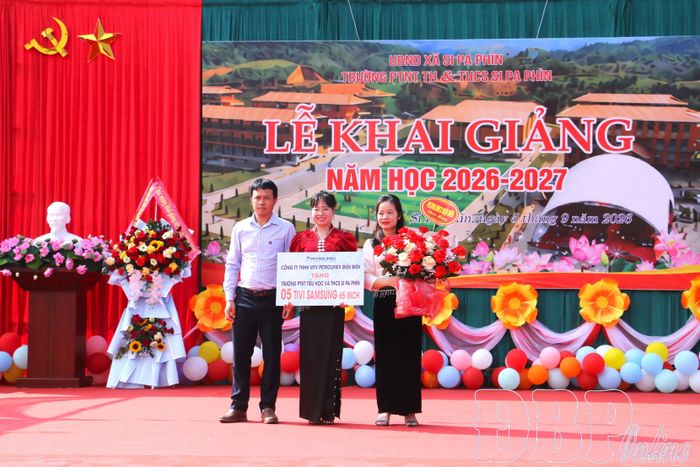 Đại diện lãnh đạo Công ty TNHH MTV Petrolimex Điện Biên trao biểu trưng tặng ti vi cho nhà trường.