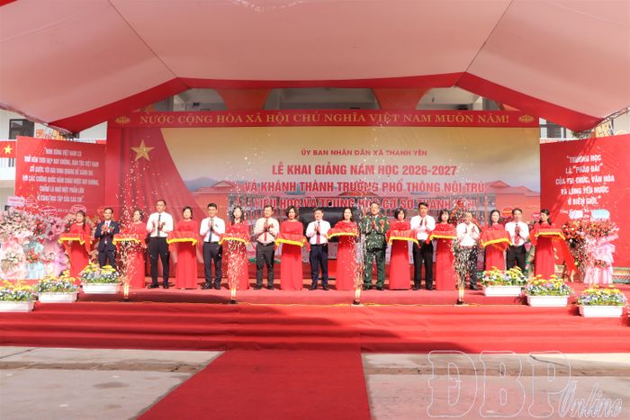 Đại biểu cắt băng khánh thành Trường PTNT Tiểu học và THCS Thanh Yên.