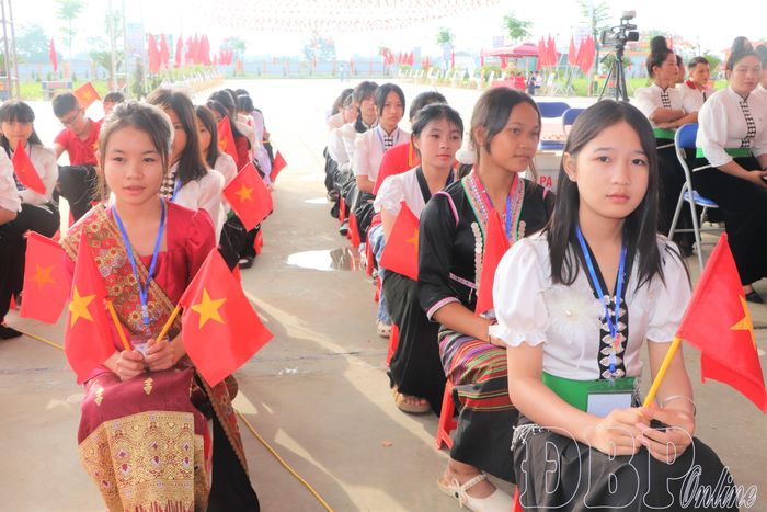 Các em học sinh bước vào năm học mới.