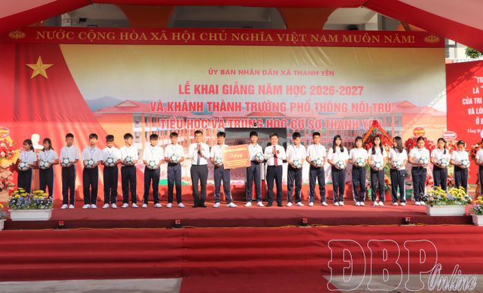 Thừa ủy quyền, đồng chí Nguyễn Sỹ Quân trao quà của Tổng Bí thư, Chủ tịch nước Tô Lâm tặng nhà trường 20 quả bóng đá, góp phần tạo thêm điều kiện để học sinh rèn luyện thể chất, nâng cao sức khỏe. 