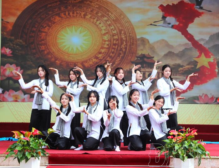 Tiết mục văn nghệ của học sinh Trường THPT chuyên Lê Quý Đôn.