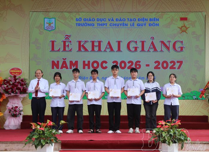 Lãnh đạo Sở Giáo dục và Đào tạo trao học bổng Vallet cho học sinh tại lễ khai giảng.