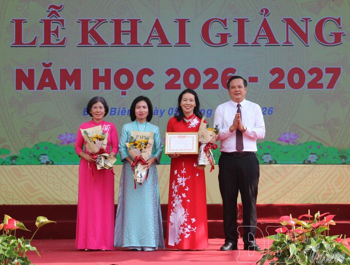 Đồng chí Lò Văn Cương, Ủy viên Ban Thường vụ Tỉnh ủy, Phó Chủ tịch Thường trực UBND tỉnh trao danh hiệu Tập thể Lao động xuất sắc cho đại diện lãnh đạo nhà trường.