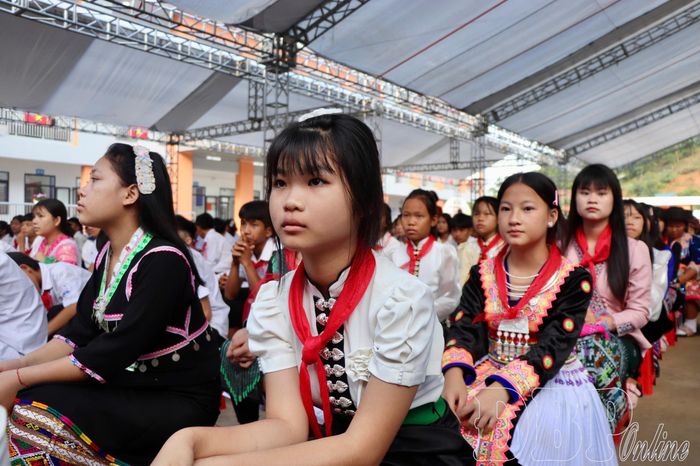 Học sinh Trường PTNT Tiểu học và THCS Núa Ngam theo dõi cầu truyền hình trực tiếp Lễ khai giảng và khánh thành các trường PTNT liên cấp tại các xã biên giới đất liền trên sóng Đài Truyền hình Việt Nam.