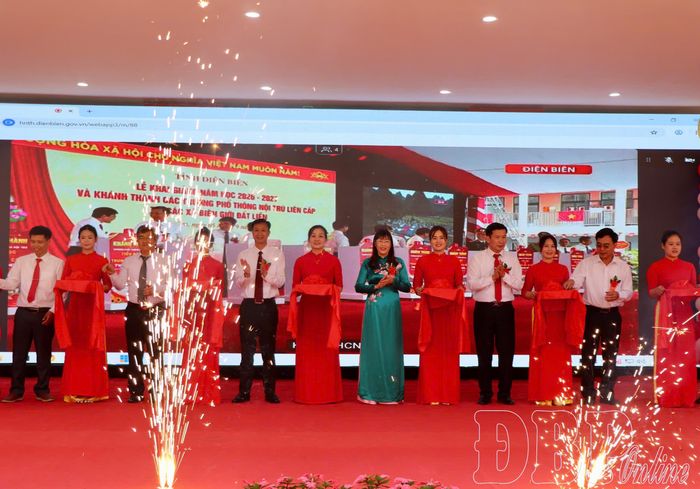 Đại biểu cắt băng khánh thành Trường PTNT Tiểu học và THCS Núa Ngam.