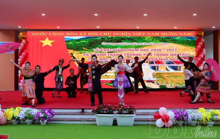 Tiết mục văn nghệ chào mừng chương trình.