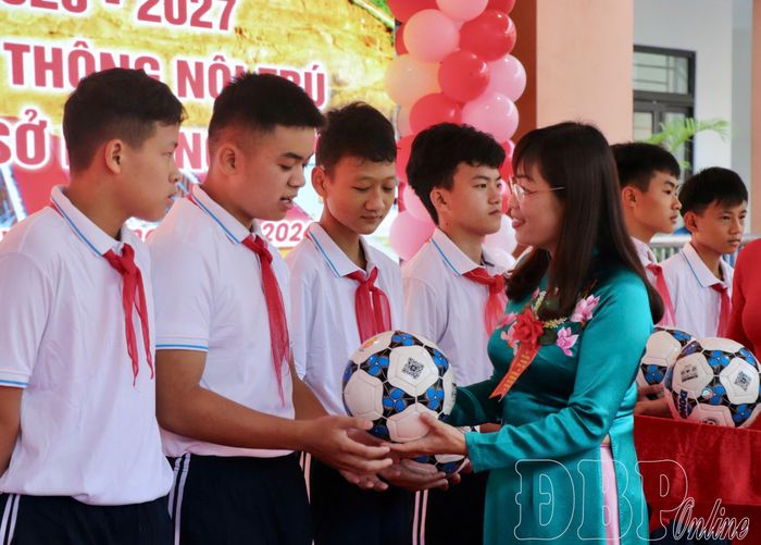 Phó Chủ tịch Thường trực HĐND tỉnh Cao Thị Tuyết Lan trao quà của Tổng Bí thư, Chủ tịch nước Tô Lâm cho các em học sinh.