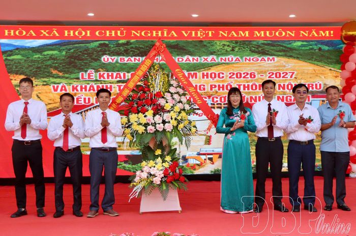 Phó Chủ tịch Thường trực HĐND tỉnh Cao Thị Tuyết Lan tặng hoa chúc mừng thầy và trò Trường PTNT Tiểu học và THCS Núa Ngam nhân dịp khai giảng năm học mới.