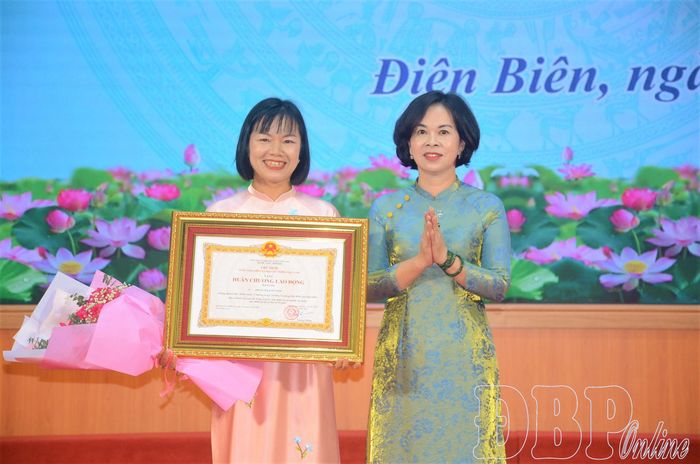 Thừa ủy quyền, đồng chí Vàng Thị Bình trao tặng Huân chương Lao động hạng 3 cho nhà giáo Phạm Thị Kim Oanh, Trường Cao đẳng Điện Biên. Thừa ủy quyền, đồng chí Vàng Thị Bình trao tặng Bằng khen của Thủ tướng Chính phủ cho 10 cán bộ, giáo viên nhà trường. Đại diện lãnh đạo HĐND tỉnh và Sở Nội vụ trao Bằng khen, danh hiệu Tập thể lao động xuất sắc cho các khoa, phòng của Trường Cao đẳng Điện Biên. 