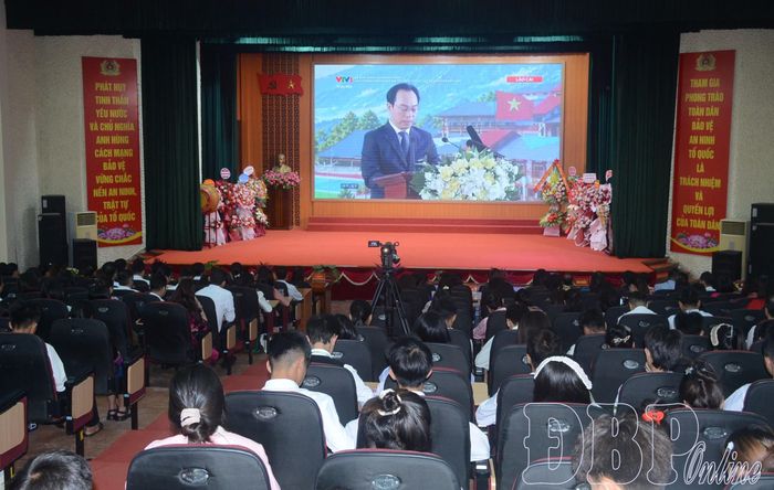 Thầy và trò Trường Cao đẳng Điện Biên cùng các đại biểu theo dõi chương trình trực tiếp Lễ Khai giảng cùng học sinh, sinh viên cả nước.