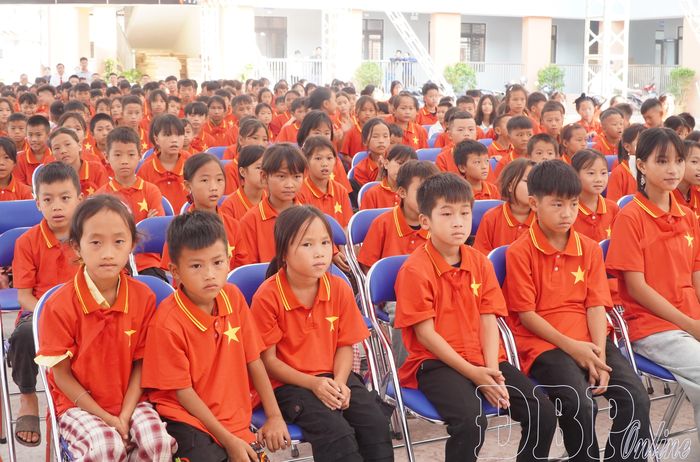 Học sinh nhà trường hân hoan chào đón năm học mới.