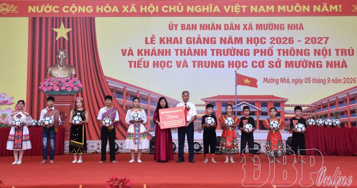 Thừa ủy quyền, lãnh đạo Ban Nội chính Tỉnh ủy trao quà của Tổng Bí thư, Chủ tịch nước Tô Lâm cho học sinh Trường PTNT Tiểu học và THCS Mường Nhà.