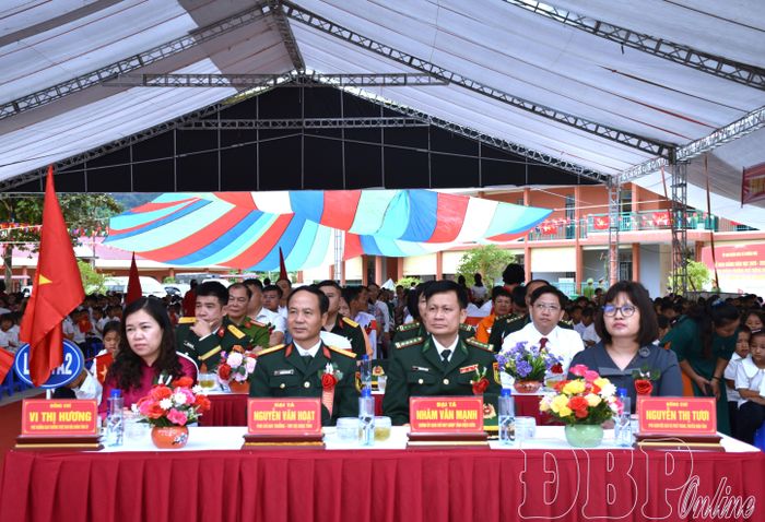 Đại biểu dự buổi lễ.