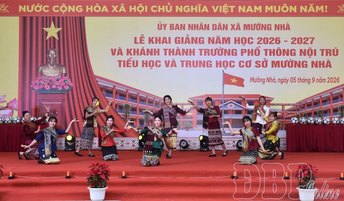 Tiết mục văn nghệ tại Lễ khai giảng năm học mới và khánh thành Trường PTNT tiểu học và THCS Mường Nhà.