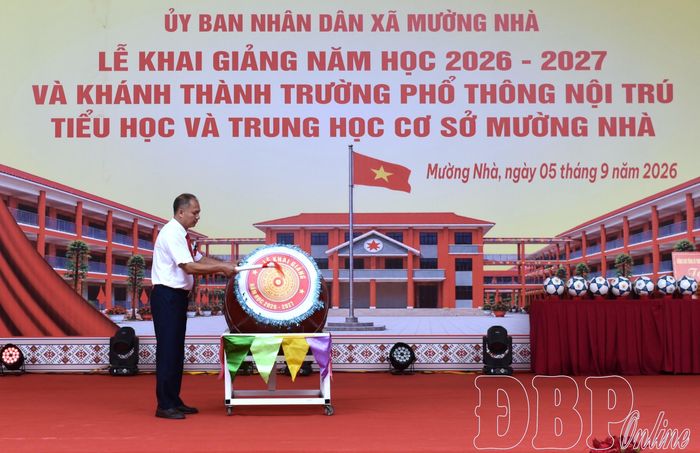Lãnh đạo Trường PTNT Tiểu học và THCS Mường Nhà thực hiện nghi thức khai giảng năm học mới.