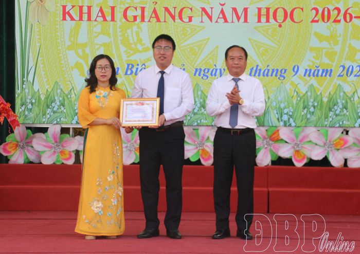 Phó Chủ tịch UBND tỉnh Nguyễn Minh Phú trao danh hiệu “Tập thể lao động xuất sắc” cho tập thể Trường PTDTNT THPT tỉnh Điện Biên.