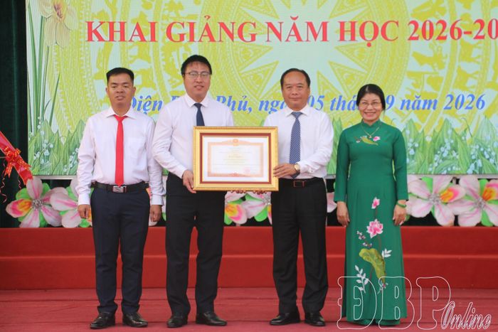 Thừa ủy quyền của Thủ tướng Chính phủ, Phó Chủ tịch UBND tỉnh Nguyễn Minh Phú trao Bằng khen cho tập thể nhà trường về thành tích tiêu biểu, điển hình trong học tập và làm theo tư tưởng, đạo đức, phong cách Hồ Chí Minh.