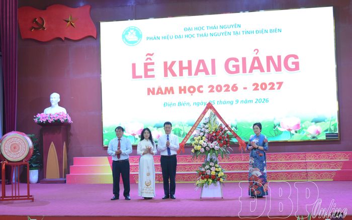Đồng chí Lò Thị Luyến tặng hoa chúc mừng tập thể nhà trường.