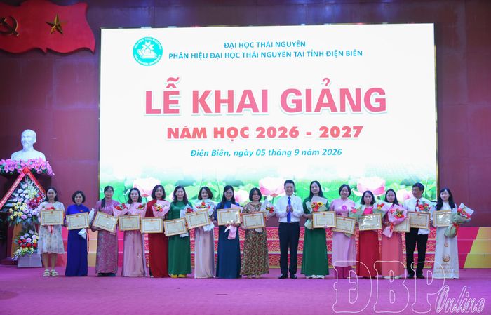 Trao tặng Bằng khen của Chủ tịch UBND tỉnh cho các cá nhân.